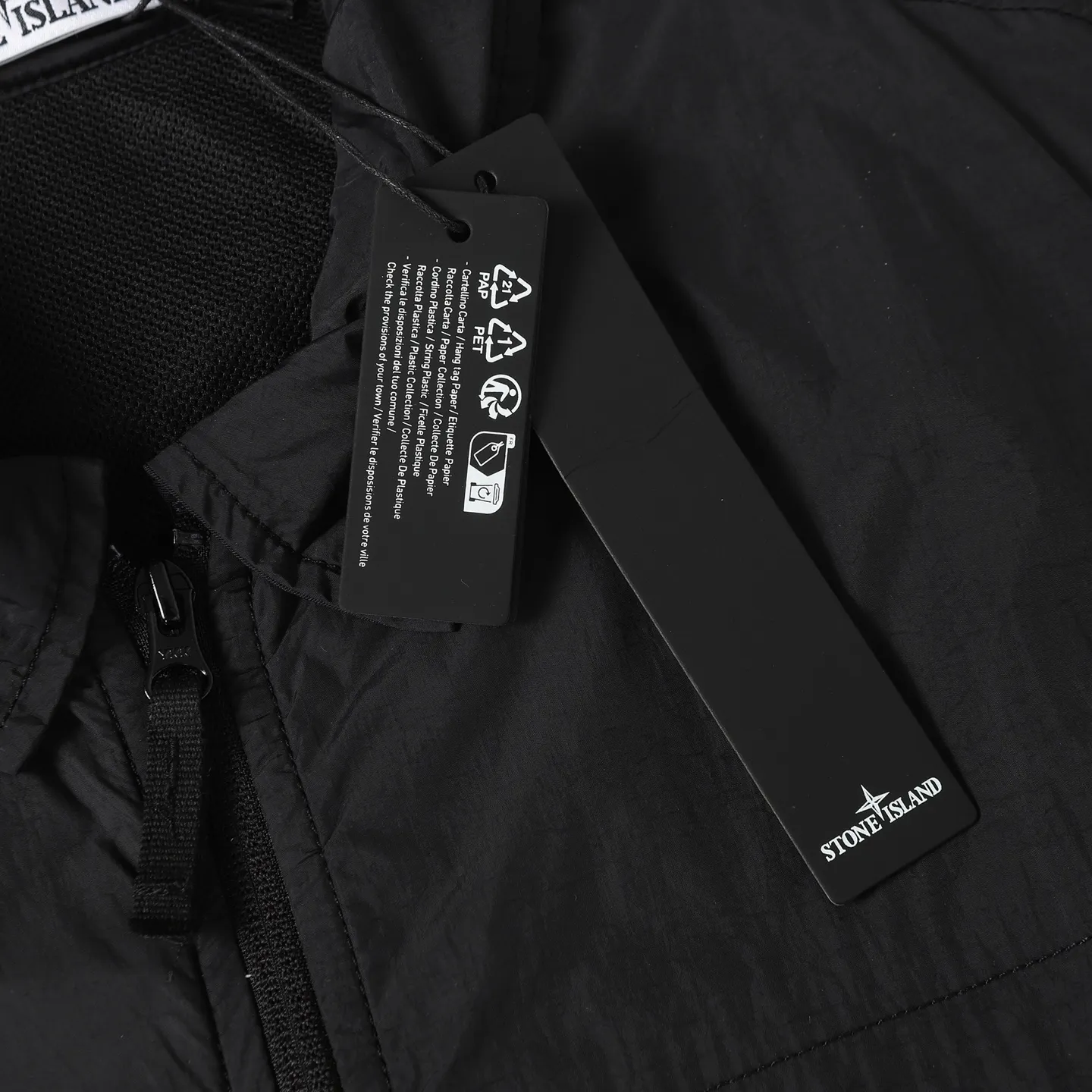 🅿️410 STONE ISLAND Black metal nylon jacket Lapel zipper design Breathable mesh inside Made of customized metal nylon fabric Cost is quite high Y-shaped cross-section Fastness level 3 or above Windproof, anti-splash, anti-static Garment dyeing technology gives a unique light metallic luster Simple and elegant design Compass mark on the left chest Left sleeve logo Uniform for men and women Suitable for daily commuting Size: S M L XL